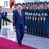 Bundespräsident Frank-Walter Steinmeier wird in Bischkek von seinem kirgisischen Amtskollegen Sadyr Schaparow (l) empfangen.