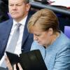 Bundeskanzlerin Angela Merkel (CDU) – hier blättert sie in ihrem Tablet – ging im Bundestag auf Konfrontation zum Sparkurs von von Finanzminister Olaf Scholz (SPD).  	