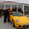 Aus Pfaffenhausen in die ganze Welt: Alois Ruf (links, mit Frau Estonia) formte aus einer kleinen Werkstatt eine international anerkannte Marke. Vorzeigemodell des Fahrzeugherstellers ist der Ruf CTR, genannt „Yellowbird“. 	