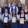 Langjährige Musiker des Musikvereins Schmiechen wurden von Bezirksjugendleiterin Kathrin Popfinger (hintere Reihe rechts) geehrt.