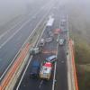 Demolierte Fahrzeuge an der Unfallstelle auf der Autobahn A7.