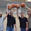 Teammanager Andreas Moser, Trainer Ian Chadwick, Co-Trainer Daniel Hamberger und Excoach Stefan Goschenhofer als Sportlicher Leiter (von links) wollen künftig die Basketbälle bei der BG Leitershofen/Stadtbergen weiter hochhalten. 	