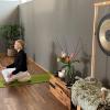 Ingrid Wohlhüter ist bei ihren Yoga-Stunden im benachbarten Bewegungsraum das eigene Wahrnehmen und Erleben wichtig, um einen gesundheitsfördernden Dialog mit dem eigenen Körper aufzubauen.
