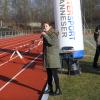 Rund 250 Teilnehmer gingen beim 37. Aichacher Dreikönigslauf bei Sonnenschein an den Start. Stadionsprecherin Agnes Hartl.