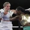 Nikki Adler (l) musste gegen Claressa Shields viele harte Treffer einstecken.