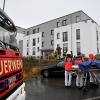 Feuerwehrleute vor dem Mehrfamilienhaus in Ulm, in dem es einen Wohnungsbrand gab.