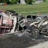 Auf der A8 bei Sulzemoos ist am Donnerstagnachmittag ein Lastwagen verunglückt. Der Fahrer starb. Zwei weitere Personen wurden schwer verletzt.