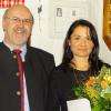 Bürgermeister Paul Wecker überreichte Manuela Pohr einen Blumenstrauß und ein Geschenk. 	