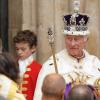 Lang lebe der König: Charles III. verlässt nach der Krönungszeremonie mit der Imperial State Crown, einem Zepter und dem Reichsapfel die Westminster Abbey.