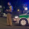 Ein Polizist mit Maschinenpistole bewacht die Zufahrtsstraße zur Altstadt. 