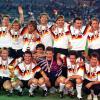 Die deutsche Mannschaft stellt sich nach dem 1:0-Finalsieg gegen Argentinien bei der Fußball-Weltmeisterschaft im Olympiastadion von Rom zum Mannschaftsfoto auf.