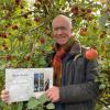 Der Rettenbacher Künstler und Holzgestalter Bernhard Schmid hat ein Buch über den Jakob Fischer Ur-Apfelbaum und seine Arbeiten geschrieben.