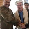 Beim Pakistan-Besuch 2013 wurde auch Verteidigungsminister Thomas de Maiziere von General Sana Ullah Kahn reich beschenkt: mit landesüblicher Tracht, einem Dolch und einer Figur.