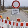 Die Schellenbergstraße in Donauwörth ist gesperrt. Trotzdem sind dort Verkehrsteilnehmer unterwegs.