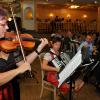 Aufspielen beim Wirt im Schlößle in Finningen im vollen Schlößlesaal spielten Heidis Schrammelmusikanten (Heidi Krech-Hemminger und Astrid Hartmann, von links) auf. 