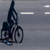 Die Polizei in Dillingen sucht eine Radlerin, die in Gundelfingen einen Auffahrunfall verursacht hat.  Foto: Julian Stratenschulte (Symbolbild)