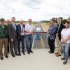 Jetzt rollt der Verkehr auf der neuen Trasse der B300: Vertreter von Behörden, Politik und beteiligten Firmen erlebten gestern diesen Augenblick von der neuen Brücke bei Gallenbach aus (von links) Michael Thalhofer (Bauamt Aichach), Johann Albrecht (Staatliches Bauamt), Verkehrssachbearbeiter Thomas Schmid, Konrad Schneller (Leiter Straßenmeisterei Gersthofen), Landtagsabgeordneter Peter Tomaschko, Bürgermeister Klaus Habermann, Christoph Eichstaedt (Staatliches Bauamt), Bürgermeister Erich Nagl, Bundestagsabgeordneter Hansjörg Durz, Bauleiterin Pia Scherer, Alfred Schmid (Leiter Unfallkommission), Heinz Geiling (Landratsamt), ein Mitarbeiter, Peter Friedl (Polier Firma Schuld), Helmut Beck (verdeckt, Kreisverkehrswacht).