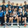 „Wir sind Dritter“, zeigen die Volleyballer des SSV Bobingen stolz das Ende der Bayernliga-Saison an, die viele Schwierigkeiten brachte. 