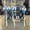 Drei Alphörner begegneten dem Orchester mit einem alpinen Solo in der Pfarrkirche Mariä Verkündigung.  