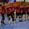 Ausgelassen feiern die Bayernliga-Handballer des VfL Günzburg ihren überraschend deutlichen Erfolg im Spitzenspiel gegen die TG Landshut. 