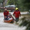 Österreich kämpft gegen die Wassermassen: Touristen werden in der Steiermark aus ihren Unterkünften mit Booten auf überfluteten Straßen in Sicherheit gebracht.