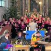 Die Sänger und Musiker aus Biberachzell boten den zahlreichen Zuhörern in der Kirche einen besinnlichen Abend. Foto: reba
