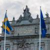 Die Flaggen der Europäischen Union und Schwedens vor dem schwedischen Parlament. Die Skandinavier übernehmen den EU-Ratsvorsitz von Tschechien in schwierigen Zeiten. 