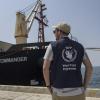 Ein Mitarbeiter des Welternährungsprogramms (WFP) steht auf dem Dock neben dem Massengutfrachter "Brave Commander", nachdem dieser im Hafen von Dschibuti angekommen ist. 