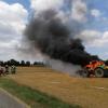 Lichterloh stand ein Traktor in Flammen, der bei der Feldarbeit Feuer fing. Möglicherweise hat sich das Stroh an heißen Fahrzeugteilen entzündet.
