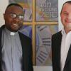 Pfarrer Reinfried Rimmel freut sich auf die Zusammenarbeit mit dem neuen Kaplan der Pfarreiengemeinschaft Pfaffenhofen, Jean Kapena Mwanza. 