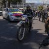 Ausnahmezustand in Ecuador. Polizisten eskortieren den Leichenwagen des getöteten Präsidentschaftskandidaten Fernando Villavicencio.