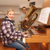 Nach einem Jahr Orgelunterricht kann der zehnjährige Johannes schon gemeinsam mit seinem großen, Tuba spielenden Bruder Lukas einen Festgottesdienst gestalten.