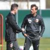 Der neue Trainer beim ersten Training mit dem FC Augsburg: Markus Weinzierl suchte mit allen Beteiligten das Gespräch. 