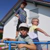 Die Kinder probierten ihren neuen Spielplatz in Mörgen sofort aus. 