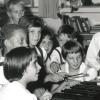 Carl Orff bei einem Besuch 1964 im SOS-Kinderdorf, als er einen 25000-Mark-Scheck der GEMA mitgebracht hatte. 