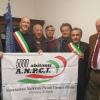 Siggi Schwab bei der Spendenübergabe in Montereale zusammen mit Bürgermeistern und Vertretern der Associazione Nazionale Piccoli Communi. 	