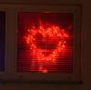 Eine Leuchtreklame in Form eines roten Herzens ist an der Außenfassade eines Bordells in Freiberg zu sehen. 