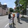 Fahrradstreifen in Zusmarshausen
Bürgermeister Bernhard Uhl (links) und Bauamtsmitarbeiter Robert Wiest begutachten den neuen Sicherheitsstreifen für Radfahrer.
