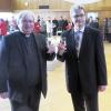 Pfarrer Stefan Spiegel (links) und Kirchenpfleger Peter Kaiser stoßen beim Neujahrsempfang der St.-Josef-Pfarrei auf 2018 an.  	