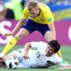 Autsch! Ja-Cheol Koo (am Boden) unterlag mit der südkoreanischen Nationalmannschaft gegen Schweden (oben Sebastian Larsson) 0:1.