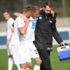 Ulms Stürmer Steffen Kienle (Mitte) musste schon in der 7. Minute gegen Freiburg II mit bandagiertem Knie vom Feld gebracht werden. Zu allem Überfluss verlor seine Mannschaft die Partie mit 0:2. 	