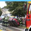 Dicht gedrängt beobachteten die vielen Zuschauer und Zuschauerinnen an der Bad Wörishofer Straße den Einsatz der Feuerwehr und des Notarztes bei einem nachgestellten Verkehrsunfall. Der rote Audi ist in dem Szenario seitlich an einem Baum liegen geblieben und eine Person im Auto eingeklemmt.