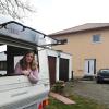 Katharina Greif lebte während der Bauzeit in einem Wohnwagen direkt neben der Baustelle. Acht Monate nach der Übergabe gibt es in dem Doppelhaus in Deuringen so gravierende Mängel, dass die 33-Jährige wieder ausziehen muss. 
