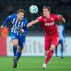 Herthas Niklas Stark (l) beim Laufduell mit dem Kölner Simon Zoller.