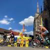 Radlerinnen und Radler der Ausgestrahlt-Tour durch Süddeutschland machen auf dem Münsterplatz in Ulm Station.