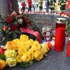 Nach dem tödlichen Angriff am Königsplatz vom Freitagabend haben Feuerwehrleute und Bürger Kerzen und Blumen niedergelegt. 