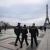 Französische Polizisten patrouillieren auf dem Trocadero-Platz in der Nähe des Eiffelturms, nachdem ein Mann am späten Samstagabend einen deutschen Touristen getötet hat. 