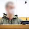 Der Angeklagte sitzt beim Prozessauftakt in einen Saal des Landgerichts Hannover.