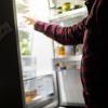 Damit der Kühlschrank im Sommer nicht zur Energieschleuder wird, sollte man einige Tipps beachten. 