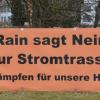 In der Region zeugen noch immer vielerorts Schilder und Plakate vom (erfolgreichen) Protest gegen die Stromtrasse. Hier Rain.  